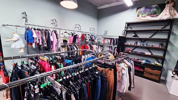 Voor de mooiste en leukste tweedehands kleding, kom snel naar onze winkel in de Lindeboom Mijdrecht!!