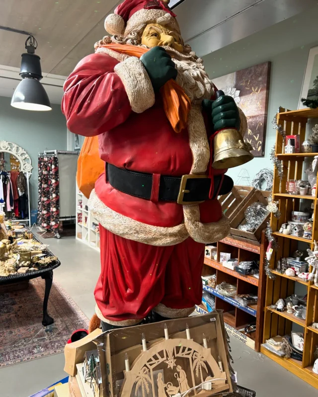 De Kerstmarkt begint vandaag in onze kledingwinkel in de Lindeboom🌲🎅 zorg dat je er snel bij bent🌲